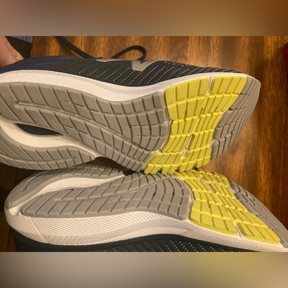 Mens New Balance sneakers - Picture 6 of 6